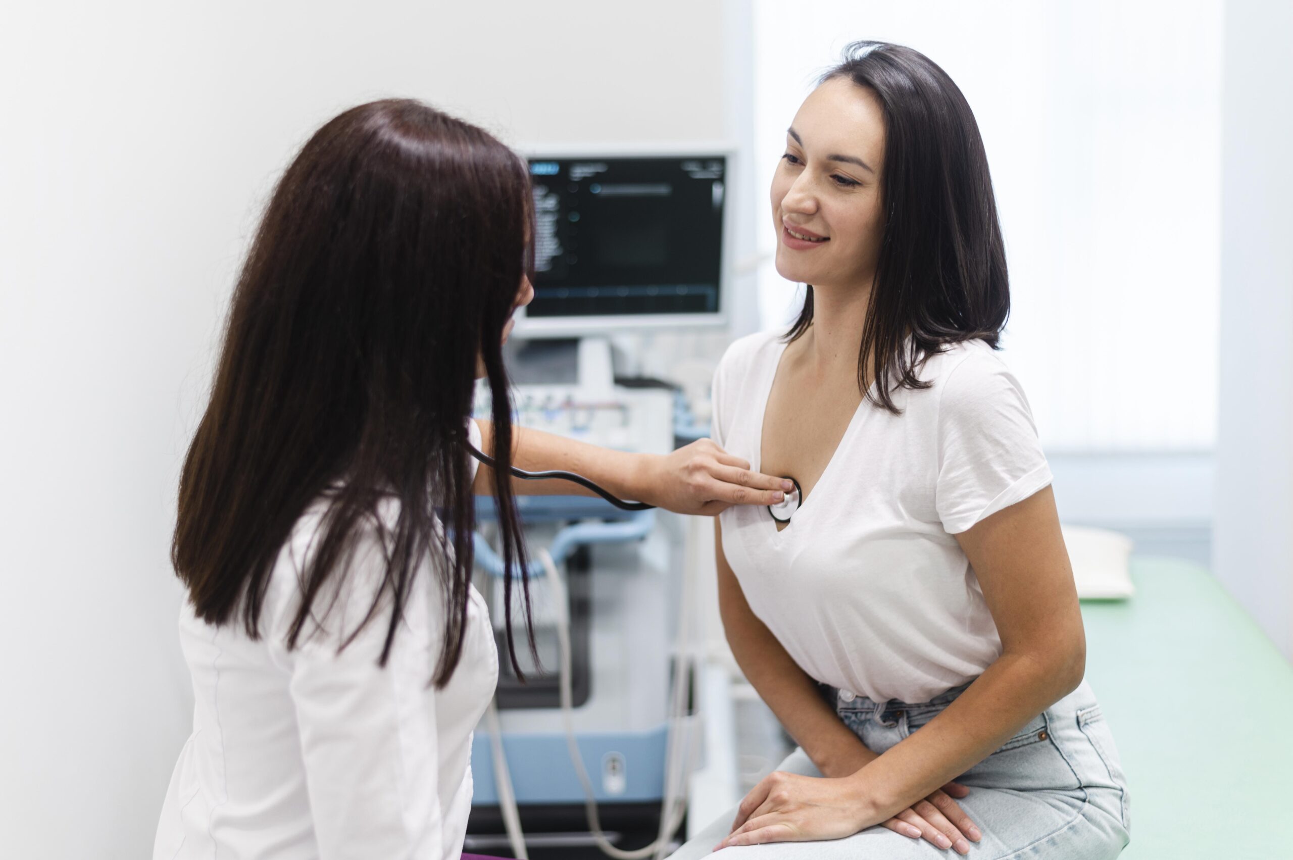 doctor-revisando-la-salud-de-los-pacientes