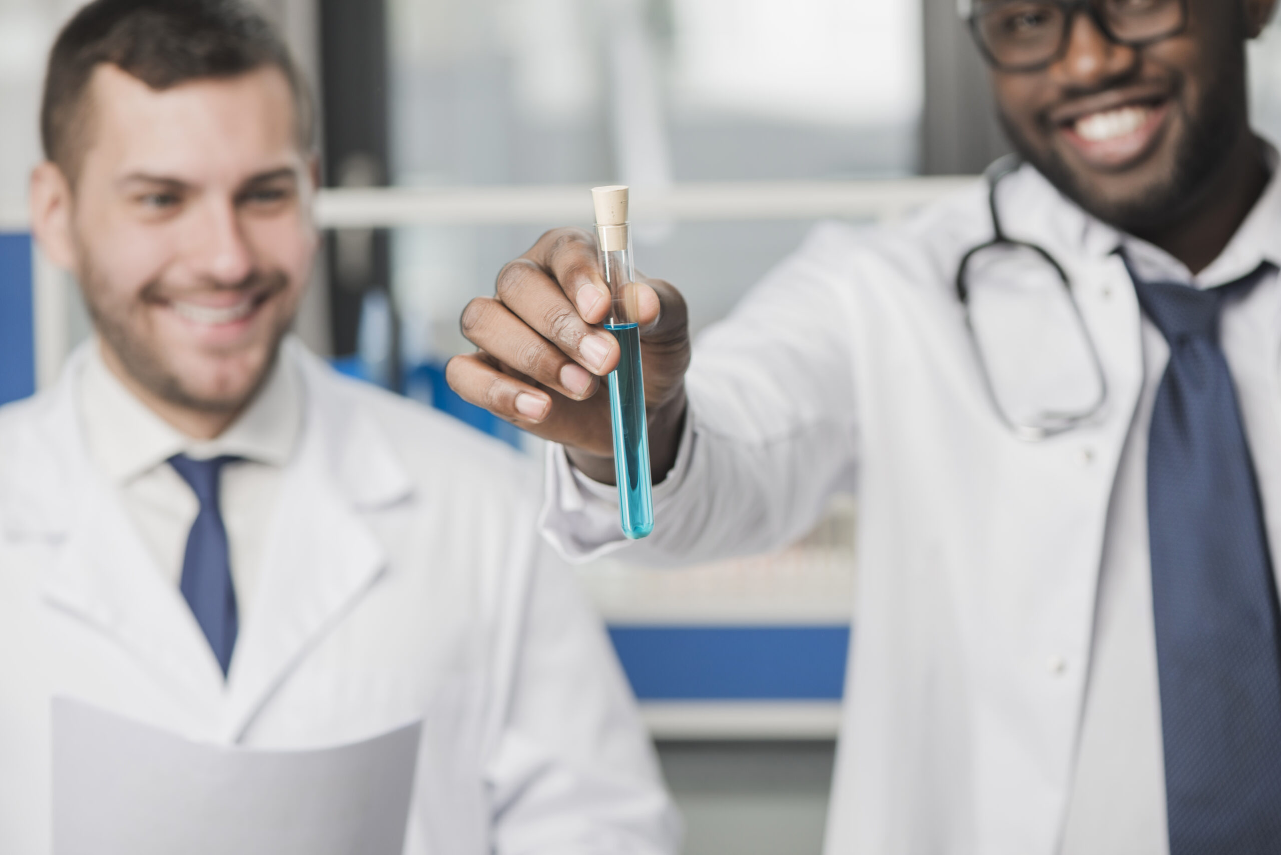 medicos-multirraciales-alegres-con-tubo-de-ensayo