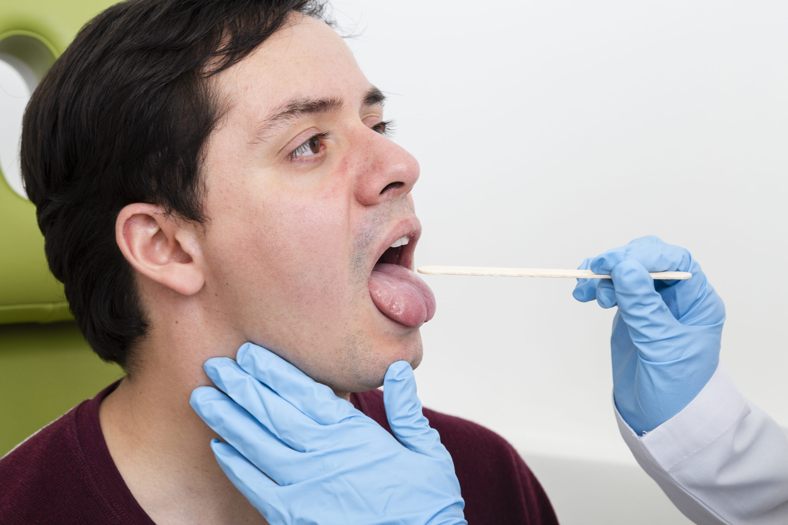 primer-plano-de-examen-con-depresor-de-lengua