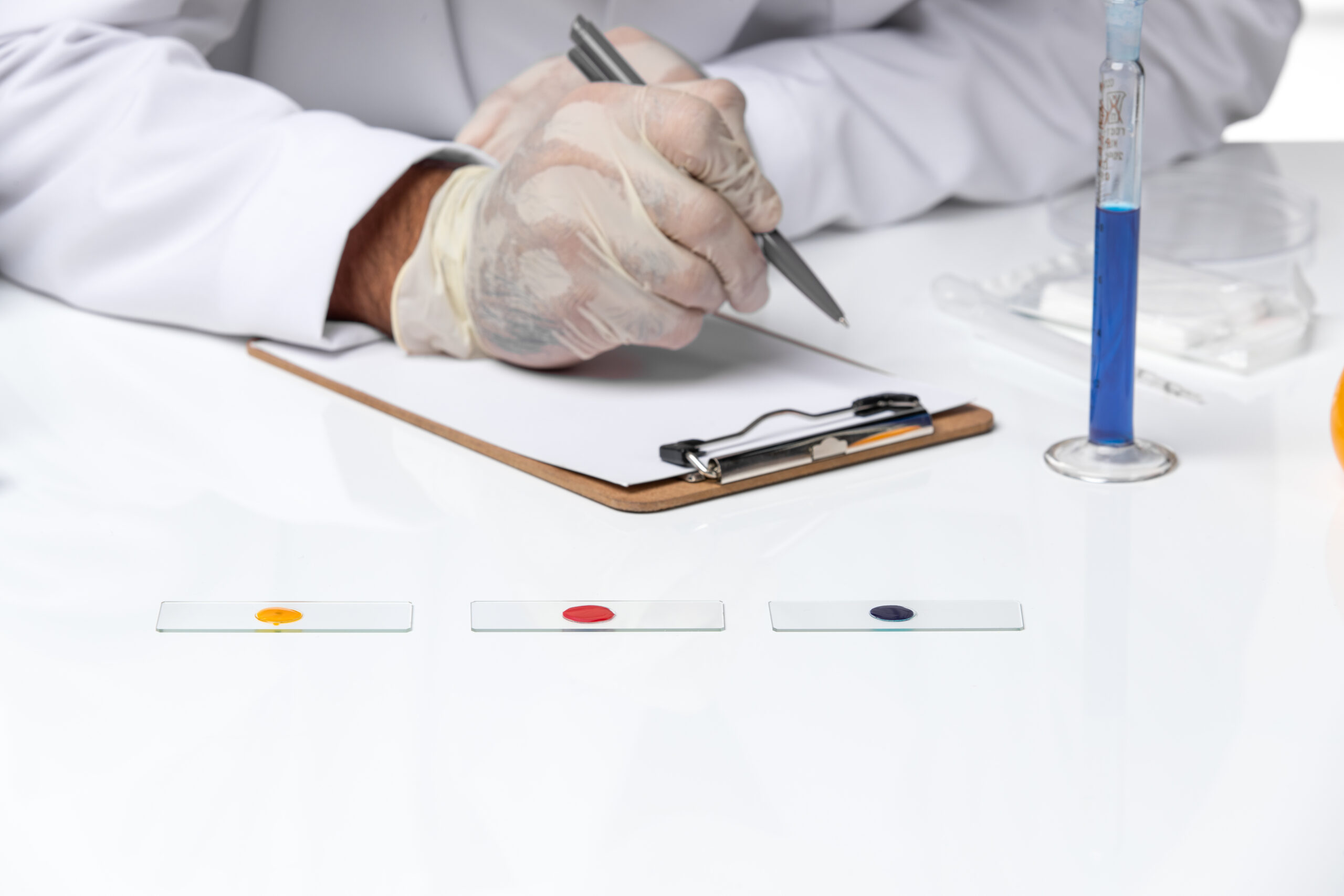 vista-frontal-cercana-medico-masculino-en-traje-medico-blanco-con-mascara-debido-la-escritura-de-covid-en-el-espacio-en-blanco