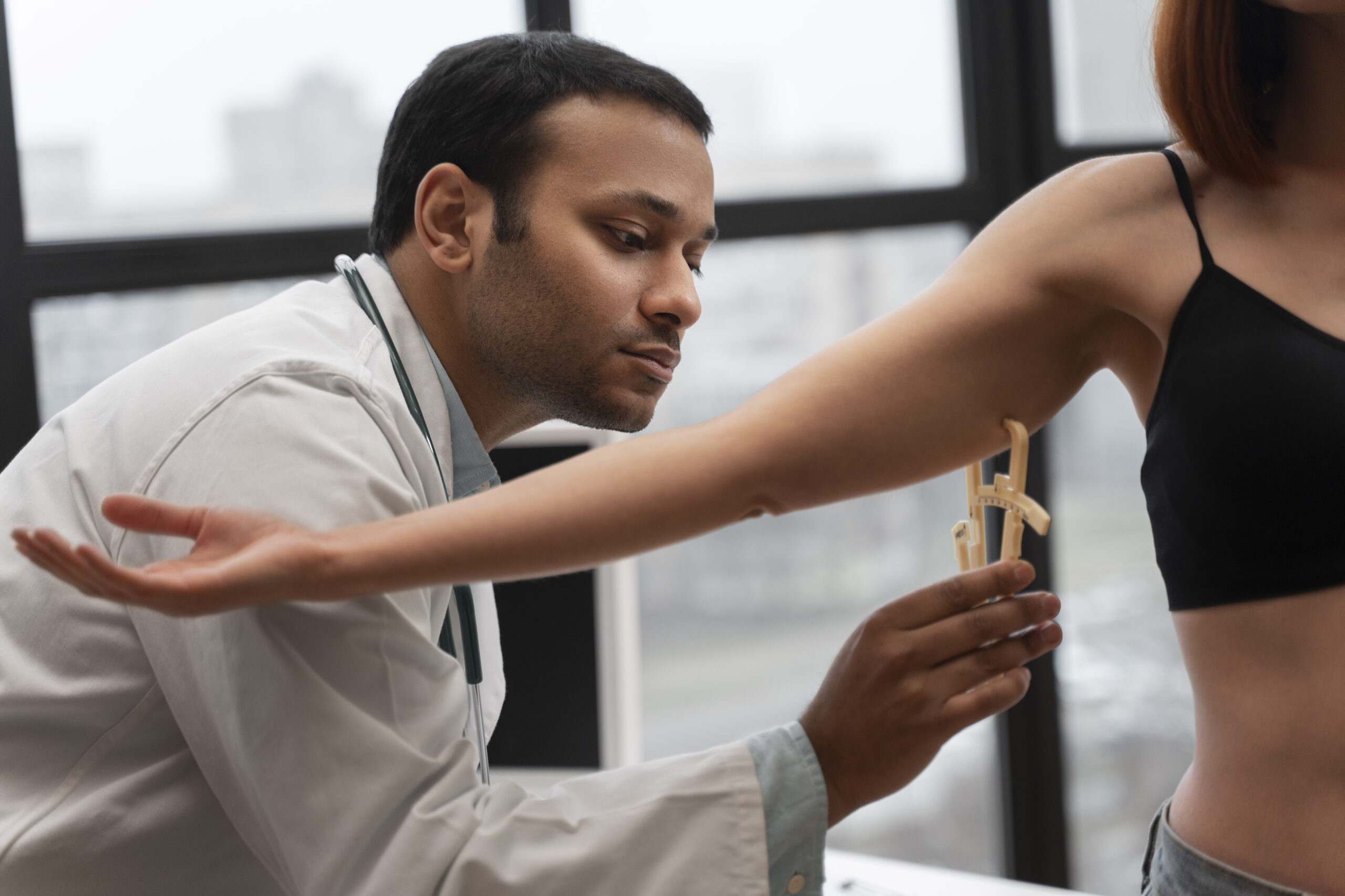 vista-lateral-doctor-verificar-paciente